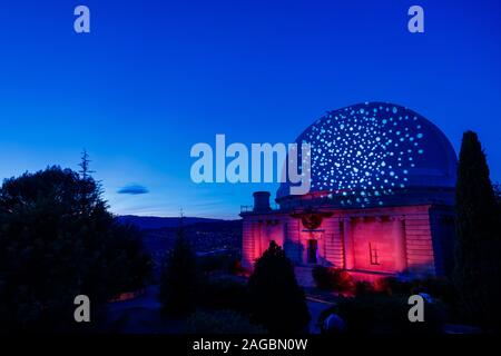 Osservatorio illuminato di Nizza in Francia di notte Foto Stock