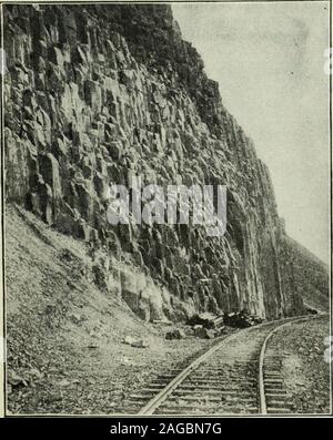 . Recensione di recensioni e mondo del lavoro. s, pietra im-plements, e altre testimonianze di un popolo whowere probabilmente sopraffatti da questa serie di ap-palling olocausti. Quali volumi di storia forse qui rivelata dove antichi fiumi, laghi, valli e simili sono sigillati fino al di sotto di lastre di pietra ofsolid ! Certo è che questi più ri-cento-lava sono flussi che offrano bugne per la lettura-ing di quei famosi letti antichi tra themountains di Donegal e le Ebridi Esterne,dove la superficie originale è stato sepolto 3.000piedi sotto di eiezione di origine vulcanica. Per avere un'idea dello spaventoso rugosità di alcuni dei Foto Stock