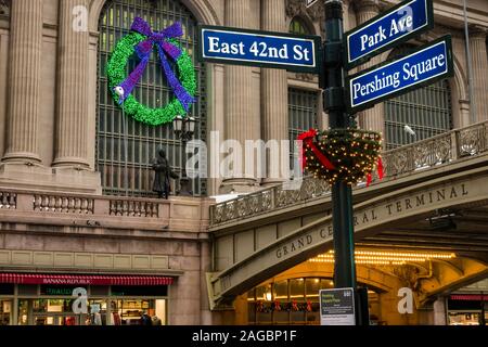 Le indicazioni stradali e le luci di vacanza al Grand Central Terminal e Pershing Square NYC Foto Stock