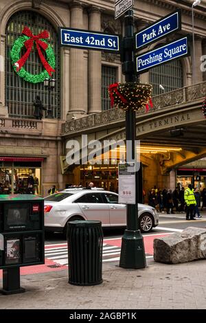 Le indicazioni stradali e le luci di vacanza al Grand Central Terminal e Pershing Square NYC Foto Stock