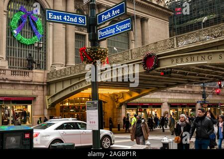 Le indicazioni stradali e le luci di vacanza al Grand Central Terminal e Pershing Square NYC Foto Stock