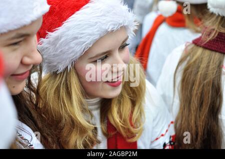 Cherkasy, Ucraina,Gennaio,14, 2014: gruppo di adolescenti vestiti da Babbo Natale ha preso parte nella città del festival di Natale Foto Stock