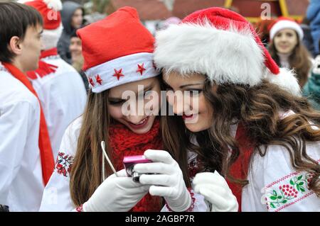 Cherkasy, Ucraina,Gennaio,14, 2014: gruppo di adolescenti vestiti da Babbo Natale ha preso parte nella città del festival di Natale Foto Stock