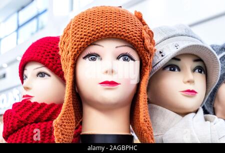 Mannequins teste femminili in cappelli e sciarpe close up Foto Stock