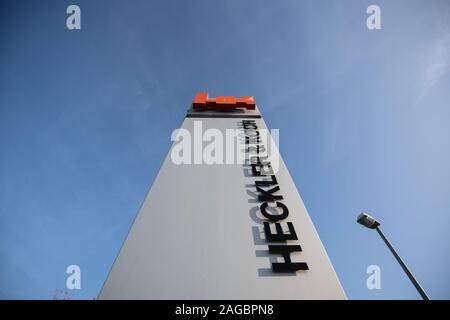 Oberndorf am Neckar, Germania. Xviii Dicembre, 2019. Il logo del produttore di armi Heckler & Koch può essere visto nei locali dell'azienda. Credito: Marijan Murat/dpa/Alamy Live News Foto Stock