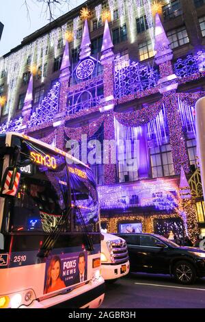 Saks Fifth Avenue Holiday Display luminoso e sonoro, NYC, STATI UNITI D'AMERICA Foto Stock