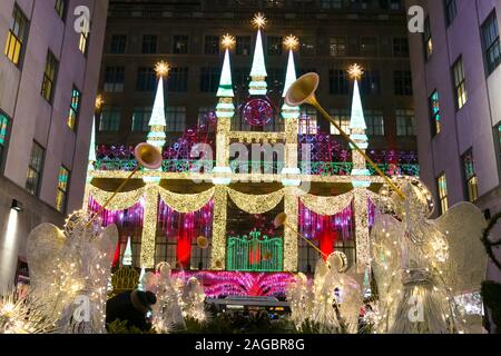 Saks Fifth Avenue Holiday Display luminoso e sonoro, NYC, STATI UNITI D'AMERICA Foto Stock