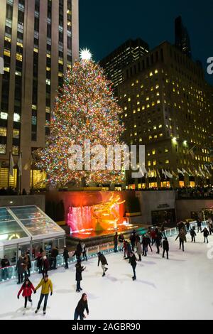 Il Rockefeller Center albero di Natale, NYC, STATI UNITI D'AMERICA Foto Stock
