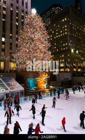 Il Rockefeller Center albero di Natale, NYC, STATI UNITI D'AMERICA Foto Stock