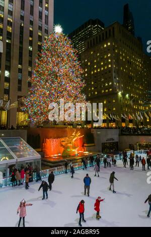 Il Rockefeller Center albero di Natale, NYC, STATI UNITI D'AMERICA Foto Stock