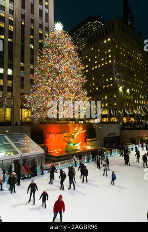 Il Rockefeller Center albero di Natale, NYC, STATI UNITI D'AMERICA Foto Stock