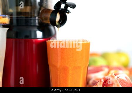 La preparazione di succo da frutta e verdura fresca. Spremiagrumi elettrico, uno stile di vita sano concetto Foto Stock