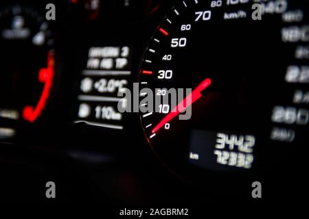 Immagine ravvicinata di un tachimetro in un'auto. Cruscotto di automobile. Dettagli del cruscotto con luci di indicazione.Auto quadro della strumentazione. Cruscotto con tachimetro Foto Stock