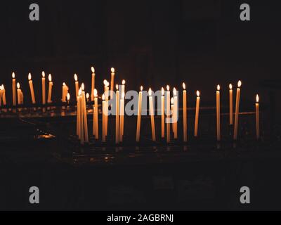 Immagine di molte candele accese con profondità di campo Foto Stock