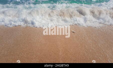 Bellissimo mare estate bstract sfondo. Spiaggia di sabbia dorata con onde blu oceano Foto Stock
