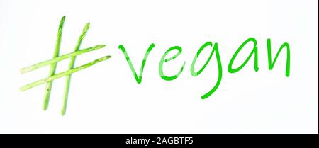 Idea concettuale vegano hashtag fatta di asparagi, cibo sano, cibo verde, hashtag salute. Foto Stock