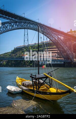 Giallo Taditional Rabelos canna porta barca ormeggiata sul Rio Douro con Porto in background Foto Stock