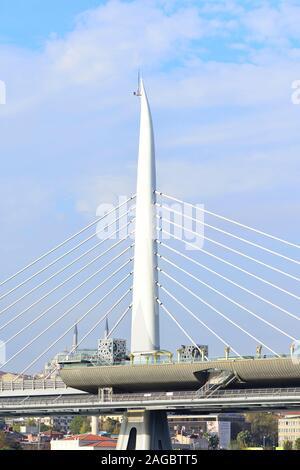 Istanbul, Turchia. La metropolitana Ponte sopra il Golden Horn Foto Stock