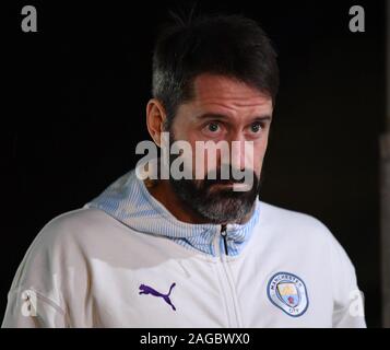 Kassam Stadium, Oxford, Oxfordshire, Regno Unito. Xviii Dicembre, 2019. English Football League Cup, Carabao Cup; Oxford United contro Manchester City; Scott Carson del Manchester City arriva a Kassam Stadium - rigorosamente solo uso editoriale. Nessun uso non autorizzato di audio, video, dati, calendari, club/campionato loghi o 'live' servizi. Online in corrispondenza uso limitato a 120 immagini, nessun video emulazione. Nessun uso in scommesse, giochi o un singolo giocatore/club/league pubblicazioni Credito: Azione Sport Plus/Alamy Live News Foto Stock