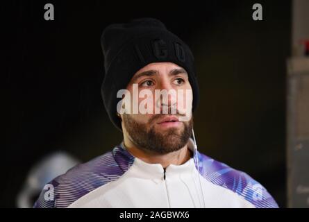 Kassam Stadium, Oxford, Oxfordshire, Regno Unito. Xviii Dicembre, 2019. English Football League Cup, Carabao Cup; Oxford United contro Manchester City; Otamendi del Manchester City arriva a Kassam Stadium - rigorosamente solo uso editoriale. Nessun uso non autorizzato di audio, video, dati, calendari, club/campionato loghi o 'live' servizi. Online in corrispondenza uso limitato a 120 immagini, nessun video emulazione. Nessun uso in scommesse, giochi o un singolo giocatore/club/league pubblicazioni Credito: Azione Sport Plus/Alamy Live News Foto Stock