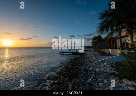 Tramonto mozzafiato che si riflette nell'oceano a Bonaire, Caraibi Foto Stock