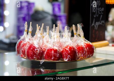 Nottingham, Regno Unito - 14 dicembre 2019 - deliziosa inverno Rosso mela snack al mercato di Natale. Foto Stock