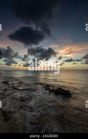Immagine verticale del tramonto mozzafiato che si riflette nell'oceano di Bonaire, Caraibi Foto Stock