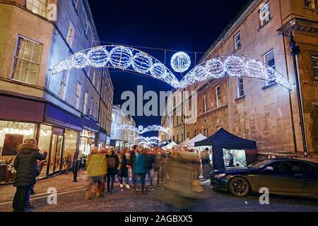 Mercato di Natale decorato con bancarelle e negozi nel centro di Bath Spa, Regno Unito Foto Stock