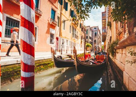 Gondole barca galleggianti in stretto canale della città di Venezia sulla bella giornata di sole. L'Italia. L'Europa. Foto Stock