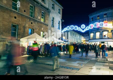 Mercato di Natale decorato con bancarelle e negozi nel centro di Bath Spa, Regno Unito Foto Stock