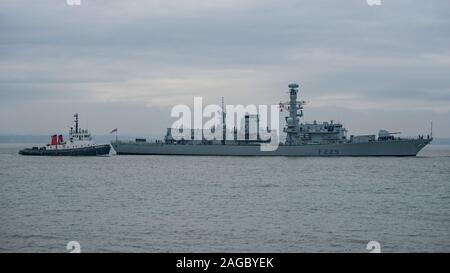 La Royal Navy tipo 23 fregata HMS Lancaster (F229) è tornato a Portsmouth Base Navale, Regno Unito su 17/12/19 dopo il completamento di un prolungamento della vita riattaccare effettuata a Devonport Base Navale. Foto Stock