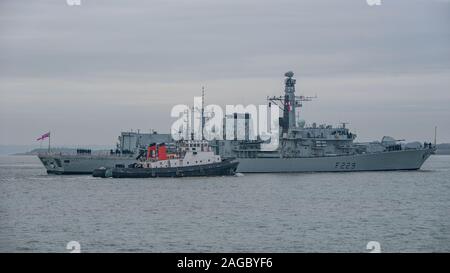 La Royal Navy tipo 23 fregata HMS Lancaster (F229) è tornato a Portsmouth Base Navale, Regno Unito su 17/12/19 dopo il completamento di un prolungamento della vita riattaccare effettuata a Devonport Base Navale. Foto Stock