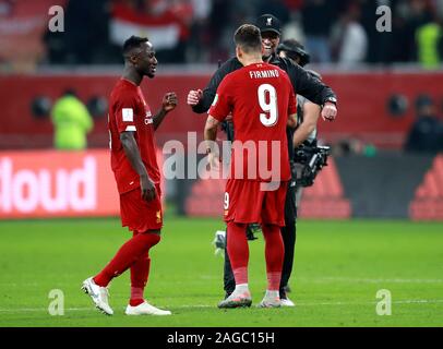 Liverpool manager Jurgen Klopp (a destra) con il Liverpool di Roberto Firmino (9) e Naby Keita (sinistra) dopo il fischio finale durante il FIFA Club World Cup semi finale corrisponde al Khalifa International Stadium di Doha. Foto Stock