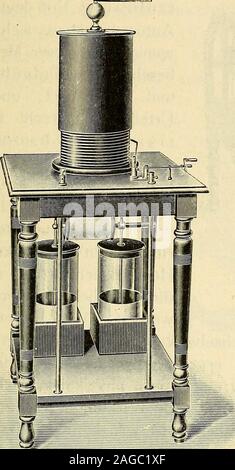 . Die Elektrizität in der Medizin und Biologie : eine zusammenfassende Darstellung für Mediziner, Naturforscher und Techniker. le ein "Doppelresonator(doppelpoliger Oudin-Resonator) empfohlen worden, der die bipolareAbleitung ermöglicht und dessen Schaltungsweise mit Induktor und Konden-satoren Fig. loo zeigt, während Fig. loi den einfachen mitRegulierung risonatore durch vermittelst Kurbel drehbare Trommel zeigt, auf einemTische stehend, Unterteil dessen die Kondensatoren samt der in einemroten Glaszylinder aufgenommenen Funkenstrecke aufnimmt. Elektrotherapie. 157 Die Behandlung kann in der W Foto Stock