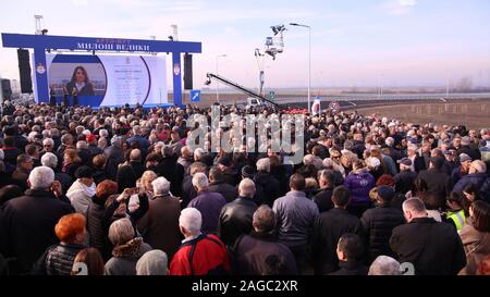 A Belgrado, in Serbia. Xviii Dicembre, 2019. Le persone che frequentano la cerimonia di apertura di un tratto autostradale a Belgrado in Serbia, a Dic. 18, 2019. Una nuova sezione della Serbia per l'international E-763 autostrada è stato completato tre mesi di anticipo rispetto alla scadenza in Cina comunicazione società di costruzione (CCCC), e aperto al traffico nel corso di una cerimonia nella periferia di Belgrado mercoledì. Credito: Nemanja Cabric/Xinhua/Alamy Live News Foto Stock