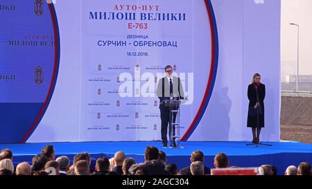 A Belgrado, in Serbia. Xviii Dicembre, 2019. Il Presidente serbo Aleksandar Vucic (L) parla in occasione della cerimonia di apertura di un tratto autostradale a Belgrado in Serbia, a Dic. 18, 2019. Una nuova sezione della Serbia per l'international E-763 autostrada è stato completato tre mesi di anticipo rispetto alla scadenza in Cina comunicazione società di costruzione (CCCC), e aperto al traffico nel corso di una cerimonia nella periferia di Belgrado mercoledì. Credito: Nemanja Cabric/Xinhua/Alamy Live News Foto Stock