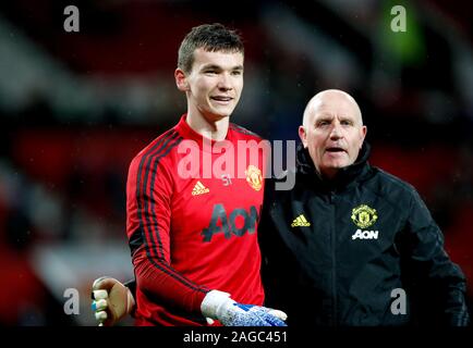 Il Manchester United portiere Matej Kovar (sinistra) con portiere coach Richard Hartis (a destra) durante il warm-up prima che il Carabao Cup quarti di finale corrispondono a Old Trafford, Manchester. Foto Stock