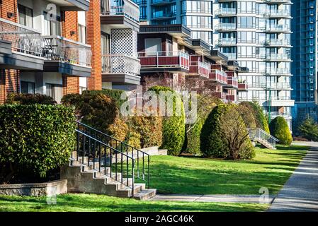 Facciate di appartamento residenziale edifici con gradini di casa con prato davanti Foto Stock