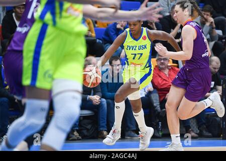 Valeria Vukosavljevic di USK, sinistra e Paula Strautmane di riga in azione durante le donne del basket Campionato Europeo ottavo round group un match USK Praha vs TTT Riga a Praga Repubblica Ceca, Dicembre 18, 2019. (CTK foto/Michal Kamaryt) Foto Stock