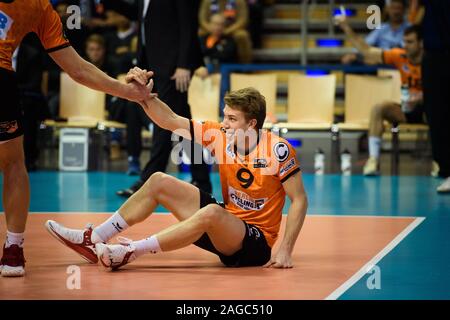 18 dicembre 2019, Berlin: pallavolo, uomini: Champions League, Volleys Berlino - Kuzbass Kemerovo, Round 4, gruppo B, Giornata 3. Berlino John botola sul pavimento. Foto: Gregor Fischer/dpa Foto Stock