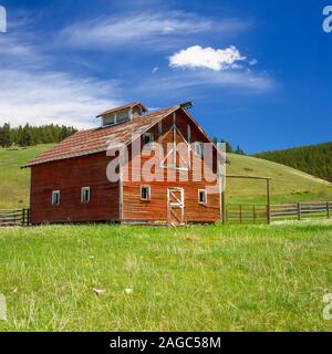 Il vecchio granaio rosso nel cane Creek Valley vicino elliston, montana Foto Stock