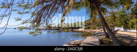 Vista laterale di Catimbaú Beach, con gli alberi e gli alberi di cocco, Paqueta, Rio de Janeiro, Brasile Foto Stock