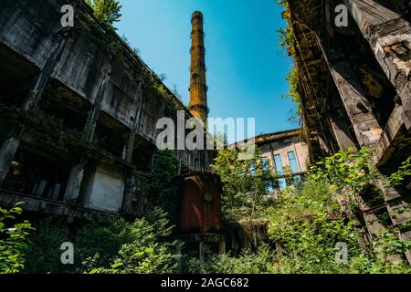 Rovine ricoperta di edilizia industriale. Abbandonata, distrutta dalla guerra power plant in Tkvarcheli Tquarhcal, Abkhazia, Georgia. Foto Stock