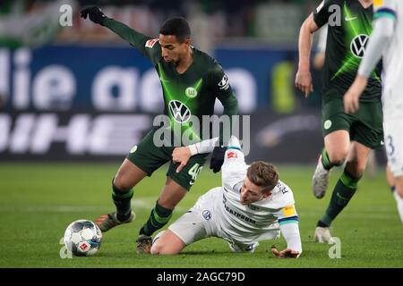 Wolfsburg, Germania. Xviii Dicembre, 2019. Calcio: Bundesliga, VfL Wolfsburg - FC Schalke 04, xvi giornata in Volkswagen Arena. Wolfsburg's Joao Victor (l) gioca contro Schalke's Bastian Oczipka. Credito: Swen Pförtner/dpa - NOTA IMPORTANTE: In conformità con i requisiti del DFL Deutsche Fußball Liga o la DFB Deutscher Fußball-Bund, è vietato utilizzare o hanno utilizzato fotografie scattate allo stadio e/o la partita in forma di sequenza di immagini e/o video-come sequenze di foto./dpa/Alamy Live News Foto Stock