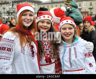 Cherkasy, Ucraina,Gennaio,14, 2014: gruppo di adolescenti vestiti da Babbo Natale ha preso parte nella città del festival di Natale Foto Stock