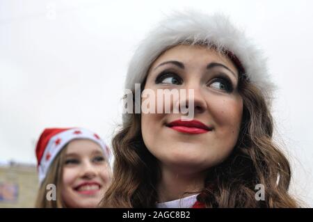 Cherkasy, Ucraina,Gennaio,14, 2014: gruppo di adolescenti vestiti da Babbo Natale ha preso parte nella città del festival di Natale Foto Stock