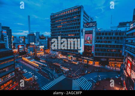 TOKYO, Giappone - Nov 01, 2019: costruzione di Ikebukuro di notte a Tokyo in Giappone Foto Stock