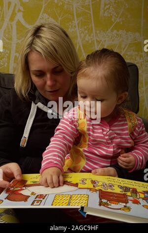 Lettura del Padre per il suo bambino. Regno Unito Foto Stock