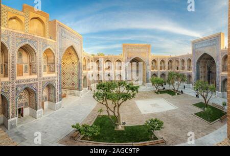 Vista panoramica di Ulugh Beg Madrasah, Samarcanda, Uzbekistan Foto Stock