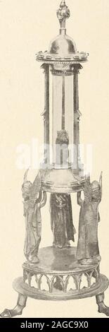 . Objets d'art et de haute curiosité de l'antiquité, du Moyen Age et de la Renaissance. 661 - Reliquaire en argent et cuivredoré. Sur une base portéepar circulaire quatre pieds terminés par desgriffes, et ornée darcatures gothiquesse dressent trois figure danges de-bout en bronze doré supportant unreliquaire en argent, de forme cylin-drique, accompagné de trois con-treforts auxquels une terrasse créne-lée sert de couronnement. Onu estfixé épi sur la petite coupole qui terminecet édifice darchitecture. La reliqueest insérée dans un verre cylindriqueplacé entre les trois contreforts, xv siècle Foto Stock